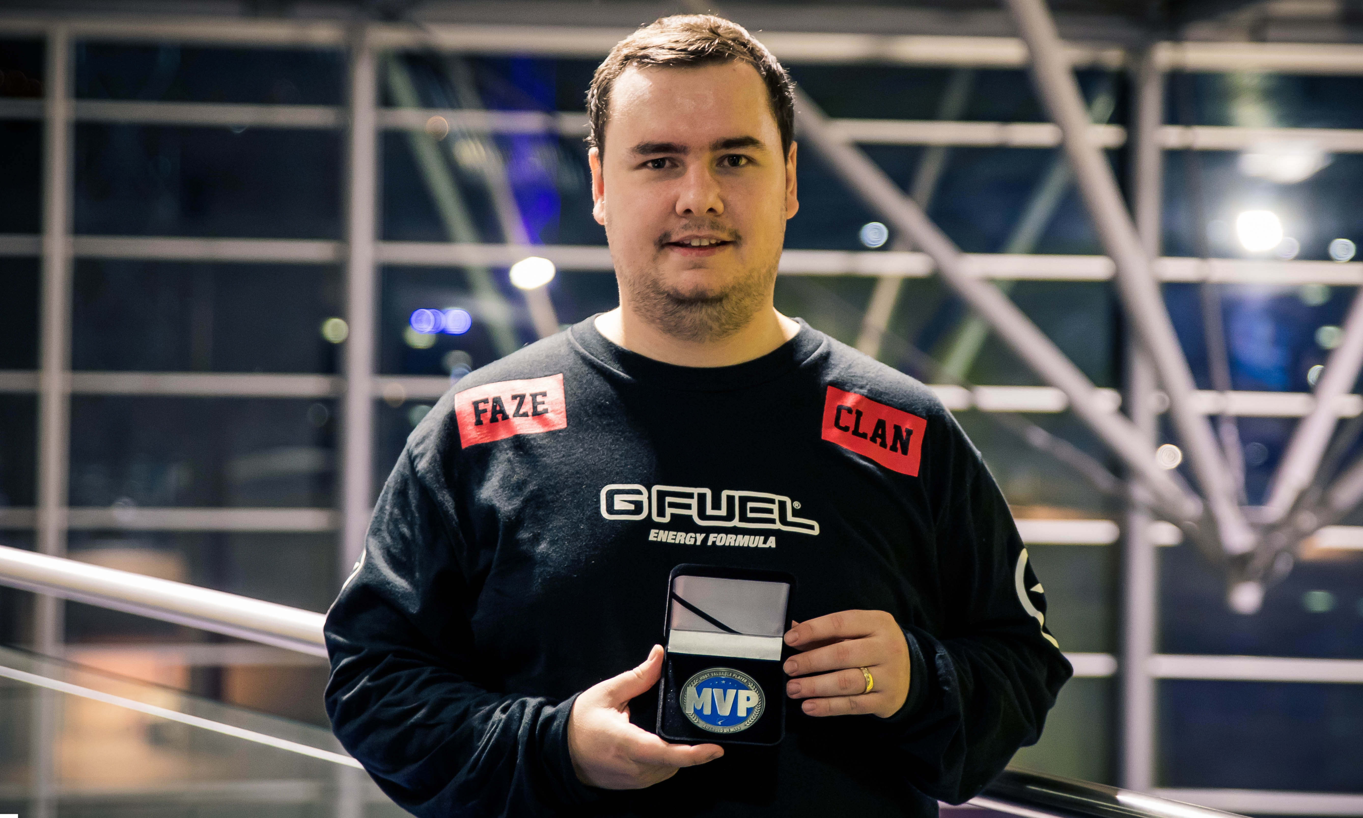 CSGO s1mple给女主播打赏500W被喷舔狗，森破回怼：垃圾人！